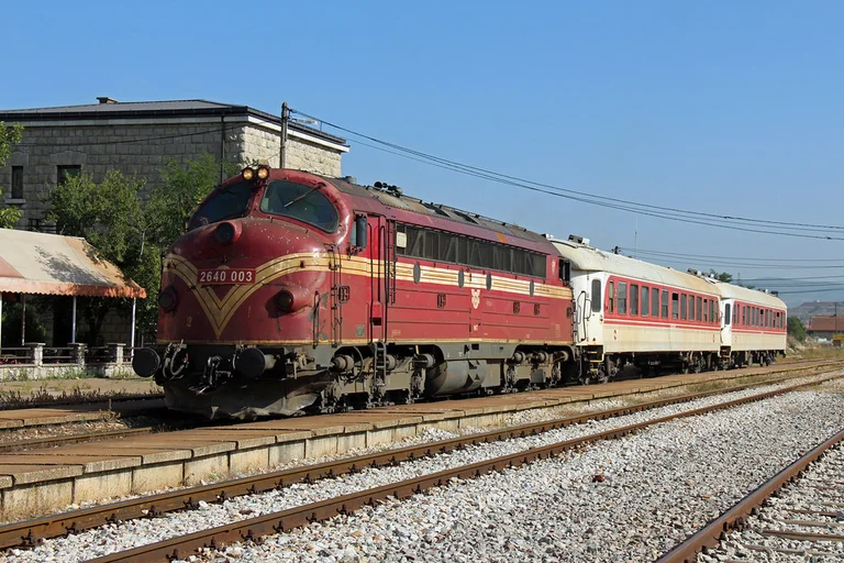 Quattro persone sono state ferite, erano in macchina quando sono state colpite da un treno a Stupa, Kline