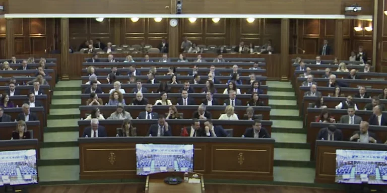 Konstituierende Versammlungen starten, alle anwesenden Abgeordneten