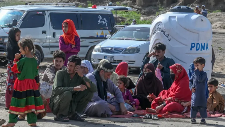 Il Pakistan espone decine di migliaia di afghani