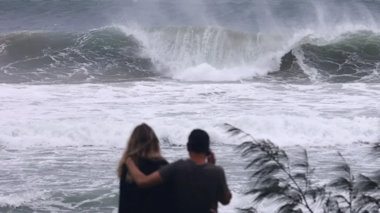 Cinque morti dopo grandi ondate Hit Australia's Coasts