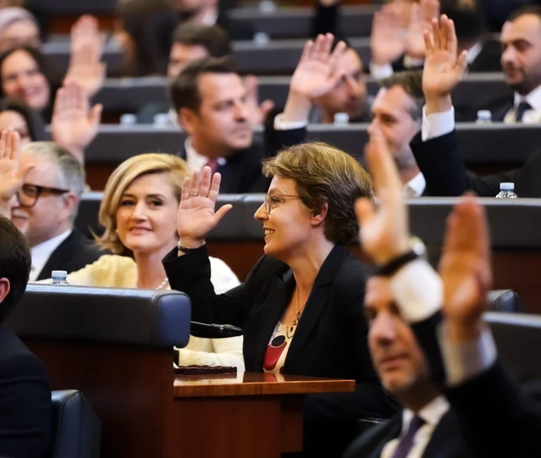 Vier Stimmen fehlten, Gervala reagiert: Staat nicht schwarzmailed, Battle Continued Montag