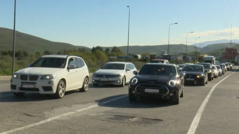 Fluk al confine di Morin, numerosi cittadini del Kosovo verso le città costiere dell'Albania