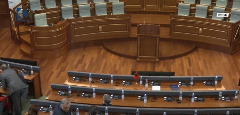 I primi ranghi nei sedili VV rimangono vuoti, presto previsto per continuare la sessione