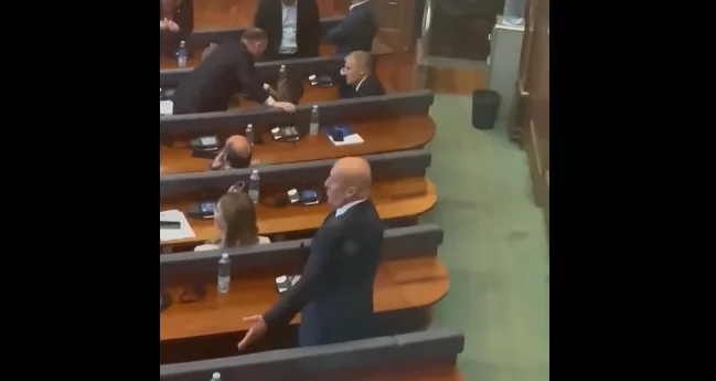 “Aja Avni a appelé ces enfants à ne pas retarder”- Haradinaj nerveux que la communication commence en raison du retard des adjoints VV (VIDEO)