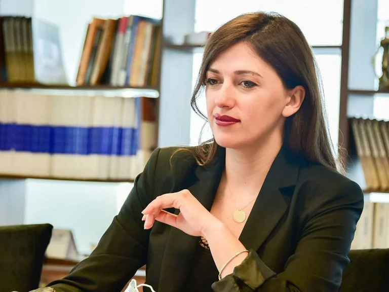 Haxhiu sot u shpërndan certifikatat atyre që kaluan provimin e noterisë