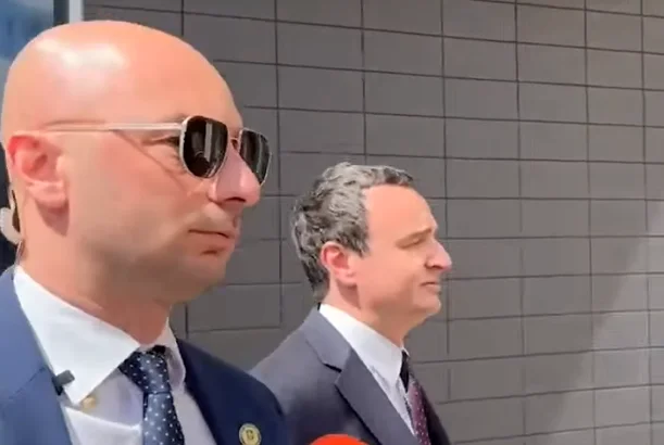 Kurt umgeben von Leibwächtern zeigt, ob er Stimmen hat und das Parlament registrieren wird
