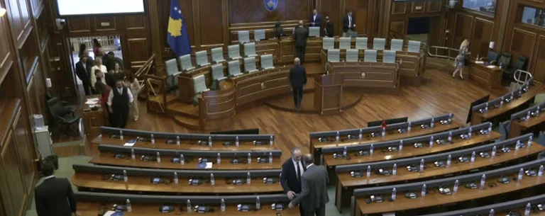 View: PDK MPs gehen zuerst zum Parlament