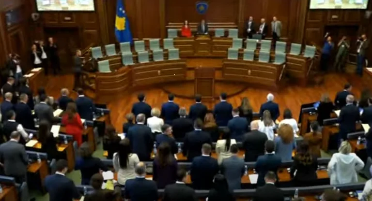 Con onore e orgoglio, eseguo il mio compito il testo del giuramento dei deputati dell'Assemblea del Kosovo.