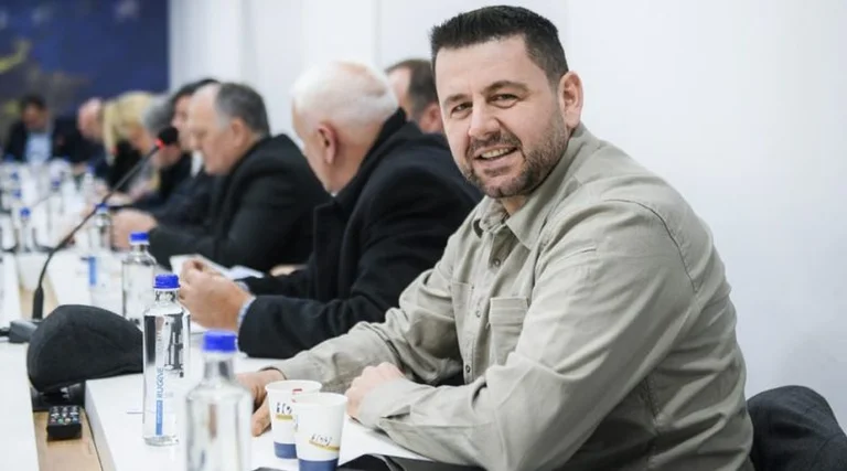 Berisha de l'AAK dit que le rapport doit être voté sur: allons-y.