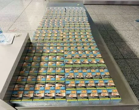 Dos ciudadanos albaneses paran en el aeropuerto de Pristina con 200 paquetes de cigarrillos