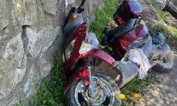 Una motocicletta di 67 anni auto-identificata, la polizia gli ha dato il loro primo soccorso fino a quando l'emergenza non è andata via.