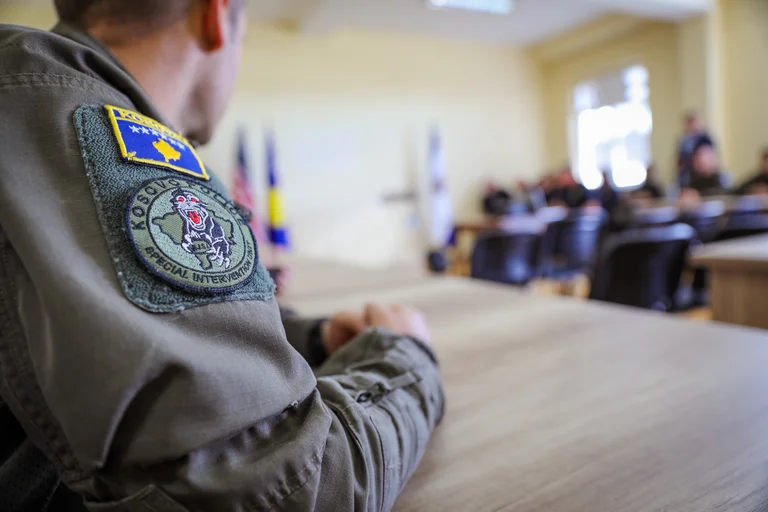Die US-Botschaft wünscht NIS, den fünften Wochenkurs von SWAT abzuschließen.