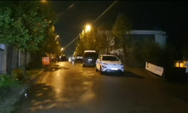 La tentative d ' assassinat à Tirana, qui a fait quatre blessés, a soupçonné les auteurs de cibles confuses