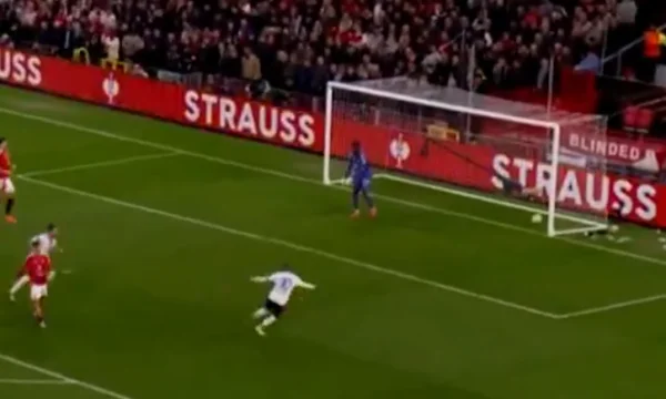 Mit einem weniger Spieler geht Lyon über Man Utd weiter