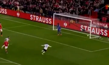 Mit einem weniger Spieler geht Lyon über Man Utd weiter