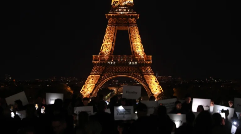 Message "peace in the Eiffel Tower" global war stop call in Gaza