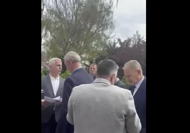 LDK (LDK) deputies Anton Chun and Fadil Hadregjona arrive at the Assembly, representatives of O VL KLATY was distributed by a copy of the letter