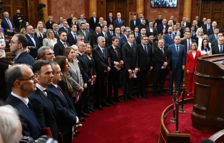 Le nouveau gouvernement serbe a voté en