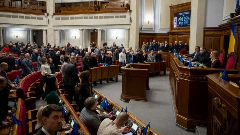 Das ukrainische Parlament verlängert das Militärrecht bis August