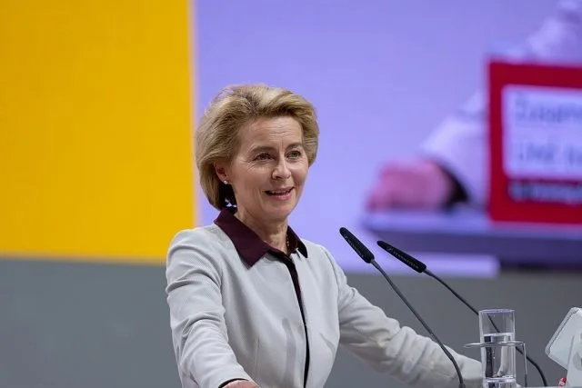 Ursula von der Leyen: Zonat “pa LGBT” në Poloni nuk kanë vend në BE