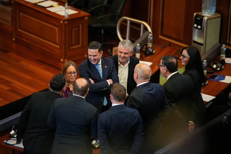 Obadiah: Cameron Shala, chef adjoint du Parlement, Hykmete Bajrami, chef du groupe parlementaire LDK