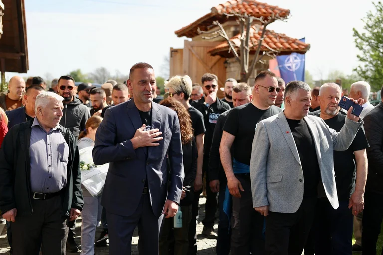 Haradinaj à l'occasion de l'anniversaire de frère Shkelzen avec des soldats: Ils ont écrasé l'ennemi dans de nombreuses batailles