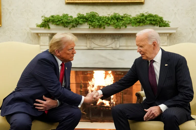 Biden critique l'administration Trump dans son premier discours après avoir quitté la Maison Blanche