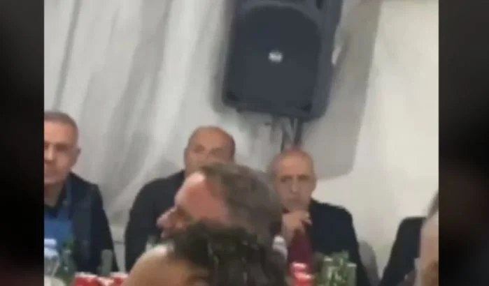 Vice-ministre de la Défense à un festival pour hommes où il y a une arme à feu
