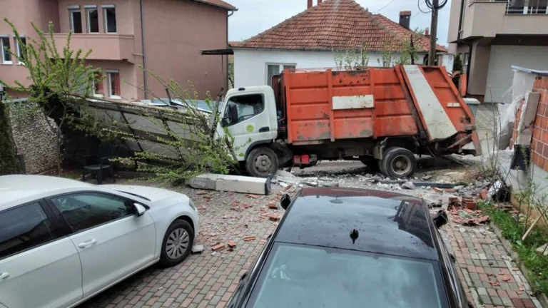 “Cleaning truck” crashed and ends up in Pristina's suburbs