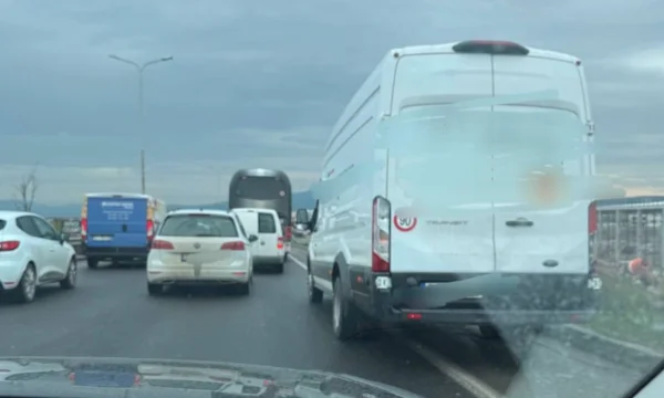 La police punit le conducteur qui a traversé la cassette d'urgence sur la rue Pristina