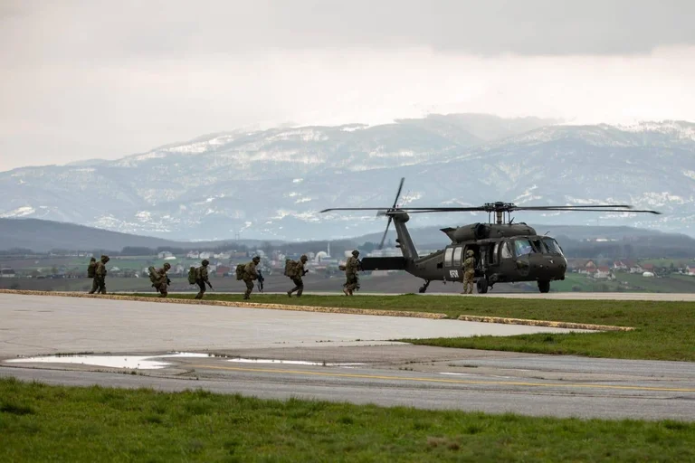 Exercices aériens provenant de soldats de la KFOR
