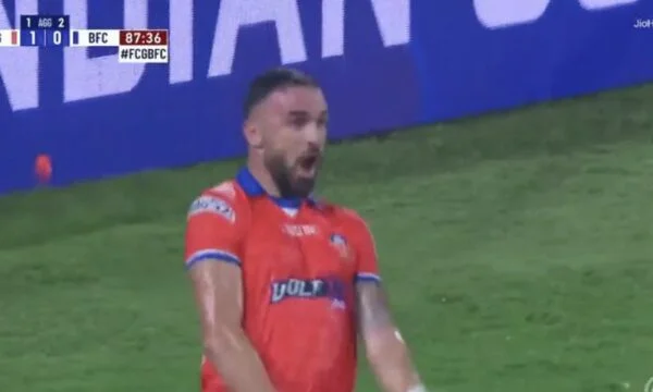 Armando Sadiku machte Schande Geste, sofort beendeter Vertrag