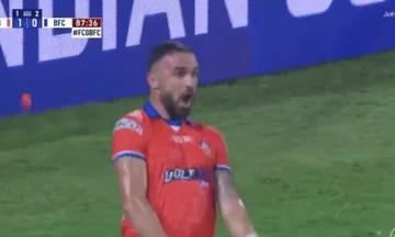 Armando Sadiku machte Schande Geste, sofort beendeter Vertrag