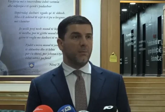 Memli Krasniqi répond au VV : La loi que vous avez écrite ne permet pas le serment en tant que député sans démissionner