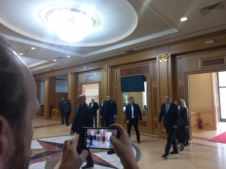 Fatmir Limaj vient à l'Assemblée, ne répond pas s'il sera candidat au Parlement supérieur.