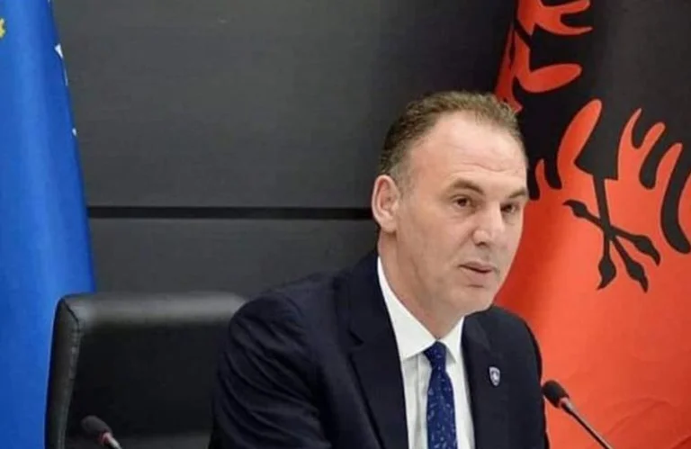 Avant la session constitutionnelle, Limaj rassemble le parti