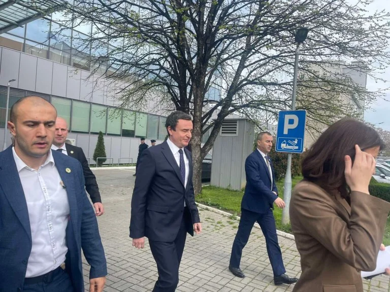 Kurt arrive au Parlement, pas encore de réponse s'il a des votes