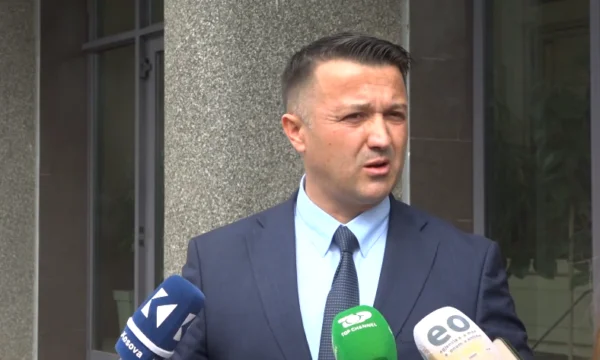 Shortly before the hearing starts, Veton Berisha is seen entering Government for meeting with Kurti