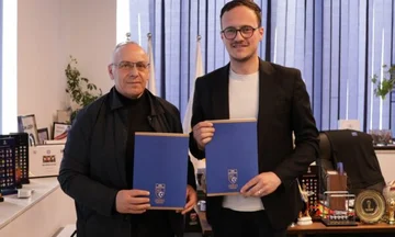 Das NFF-Team der Gnjilan Gemeinde zusammen, um ein Fußballfeld zu bauen