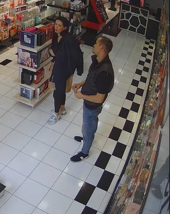 La police cherche de l'aide pour attraper deux personnes