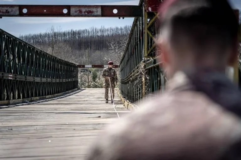 Des soldats italiens de la KFOR inspectent des ponts à Pec, Kline et Gjakova