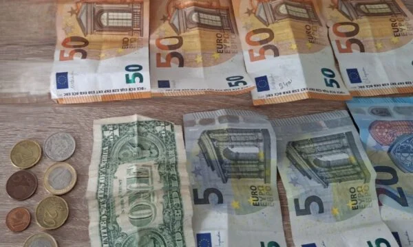 Le citoyen du Monténégro trouve un portefeuille de 233 euros, le remet à la police