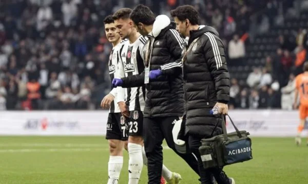 Ernest Muchi est blessé hors du champ pendant 3-4 semaines