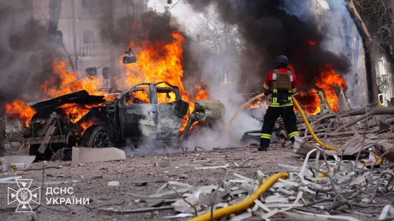 La Russie attaque à nouveau l'Ukraine, maintenant dans la ville de Kherson trois personnes sont tuées