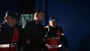 Il a frappé Jest. La police libère Josie.