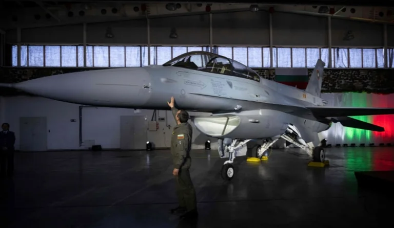 <x0) Bulgaria, first US F-16, 7 others arrive by year's end