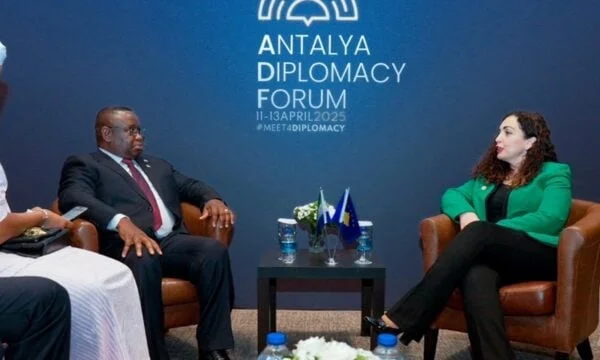 Le président de la Sierra Leone expose la Serbie pour “c) reconnaissance”, dit qu'elle renforcera les liens avec le Kosovo