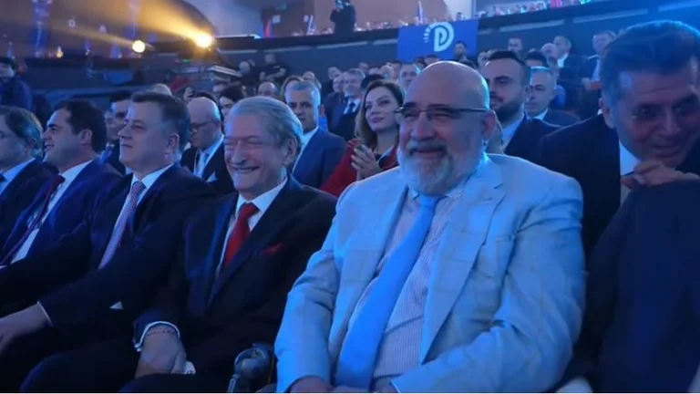Berisha bras LaCivita au Palais du Congrès, DP présente le programme