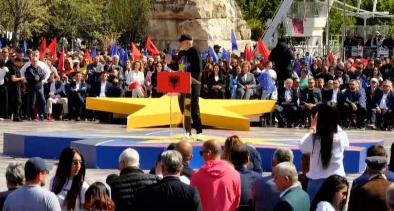 “Für Albanien 2030 in der EU” startet SP die Wahlkampagne von “Square Skenderbej”