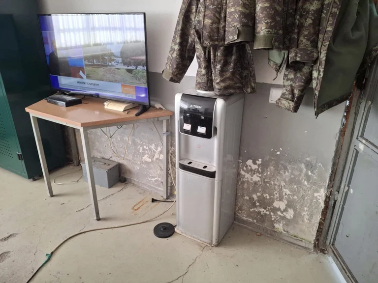 Mehmetaj publie quelques photos: Ils viennent de la caserne de la KSF à Pomozin, ce qui représente un investissement de plusieurs millions.